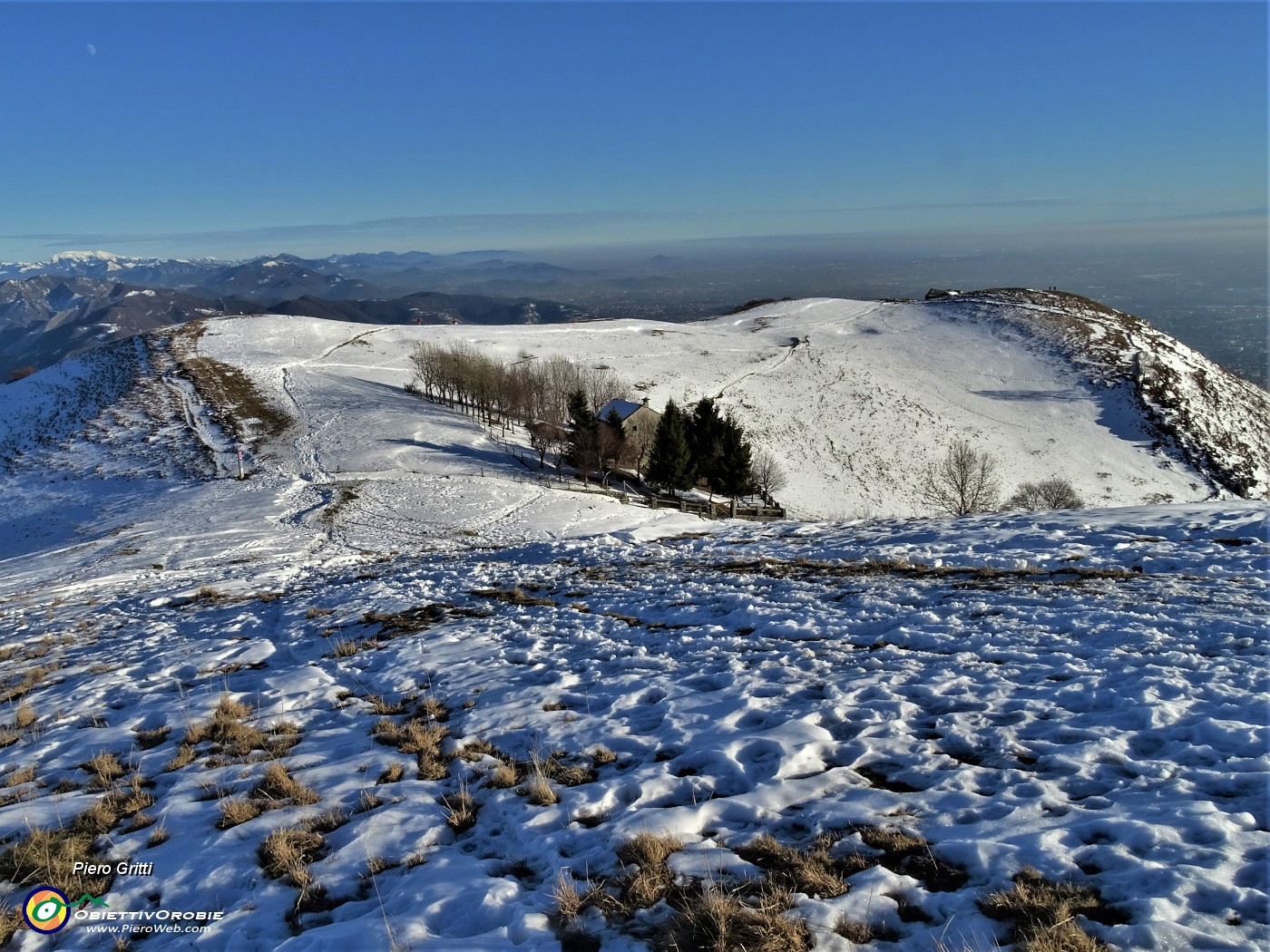 36 Vista sui pratoni innevati del Linzone.JPG